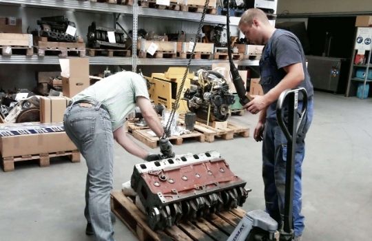 Bild Drees Motorentechnik - Verladung eines Teilmotors