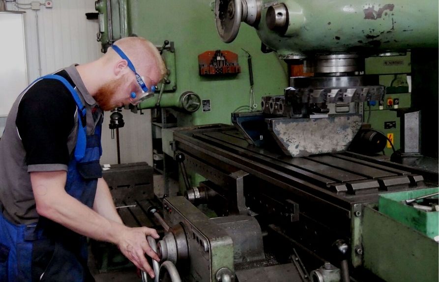 Bild Mitarbeiter plant Zylinderkopf